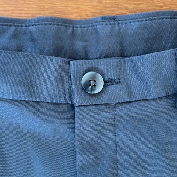 Haggar Men’s Coll 18 Pro Pleated Expandable Shorts - Picture 2 of 8